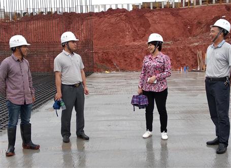 韋桂華、周善學到龍嶺大道三期項目調研