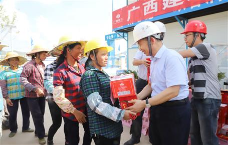 集團公司黨委委員、副總經(jīng)理侯立林到公司施工一線送清涼