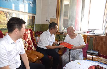 覃振華、賴海標(biāo)國(guó)慶節(jié)前慰問離休老干部