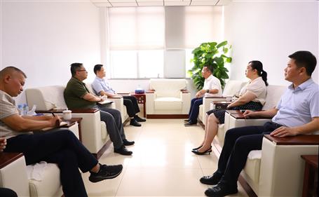 覃振華與柳北區(qū)委書記、區(qū)長石中華舉行工作會談